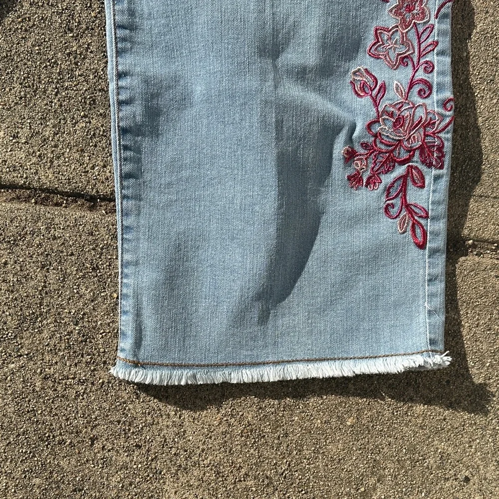 The Pioneer Woman Light Blue Cropped Jeans with Red Embroidery new w/tags XXL - Picture 6 of 12